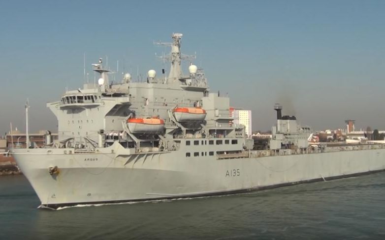 英国皇家海军百眼巨人号航空训练舰驶离朴茨茅斯