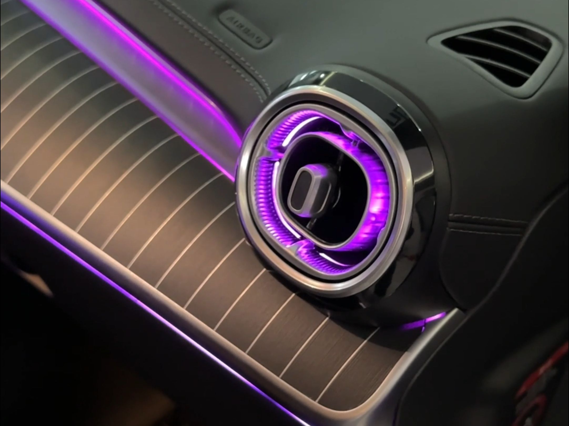 奔驰的灵魂就是内饰,内饰的灵魂就是氛围灯