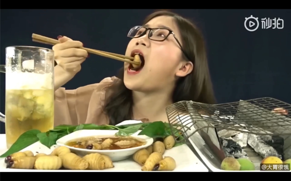 越南吃播 小姐姐生吃蠕动的椰子虫,大呼太好吃惹_哔哩哔哩_bilibili