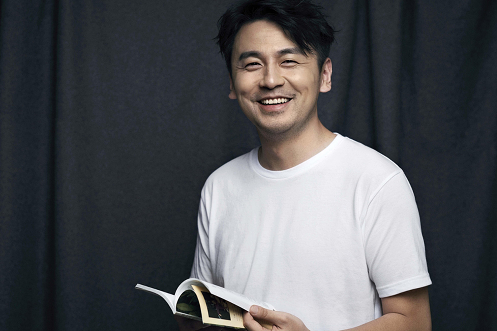 雷佳音晒长发造型庆生,胡子拉碴显邋遢,还遭网友调侃似50岁