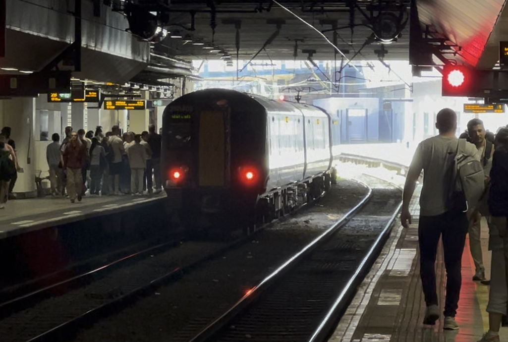 一个月台 但是挤两列车 (英国伯明翰新街站/英铁350型动车组/伦敦西北