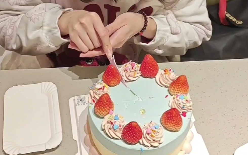 大家都来看我切蛋糕!话说这蛋糕到底要怎么切才好看啊?