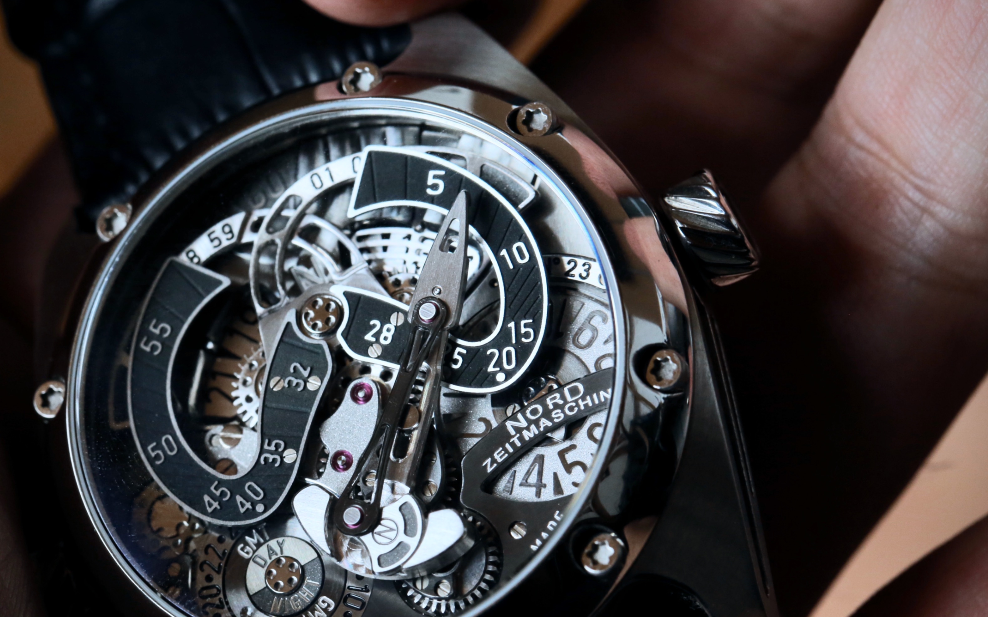 瑞士独立制—时间机器,来感受下与众不同,机械感爆燃的设计吧.