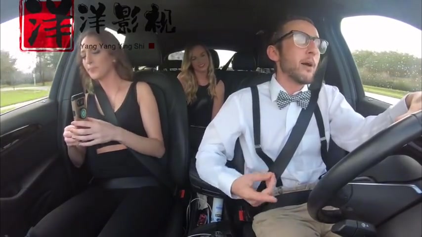 外国小哥搭讪路人美女两位竟然都为此沉沦