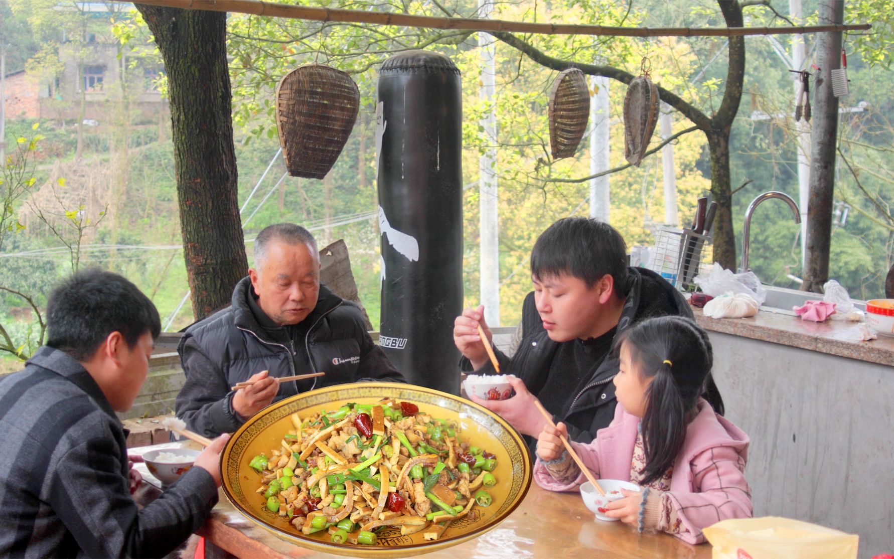 德哥教你香干炒肉如何做不碎软嫩还好吃?做法简单实用,又下饭还下酒哔哩哔哩bilibili