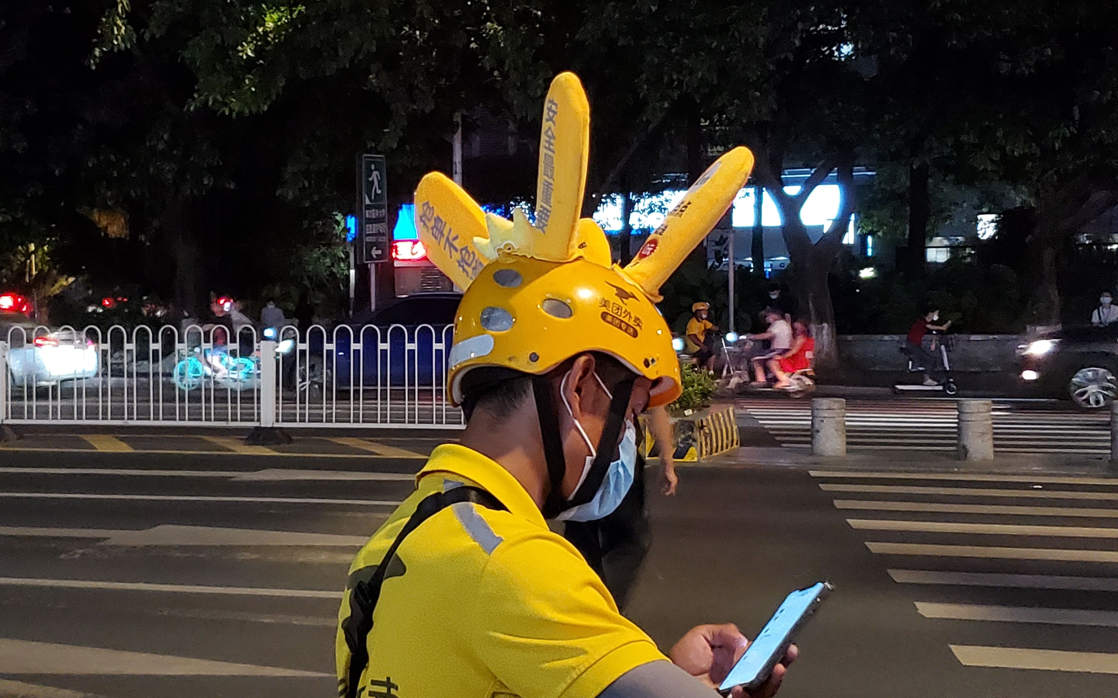 小l看世界|当你遇到拥有4只耳朵的美团外卖小哥时