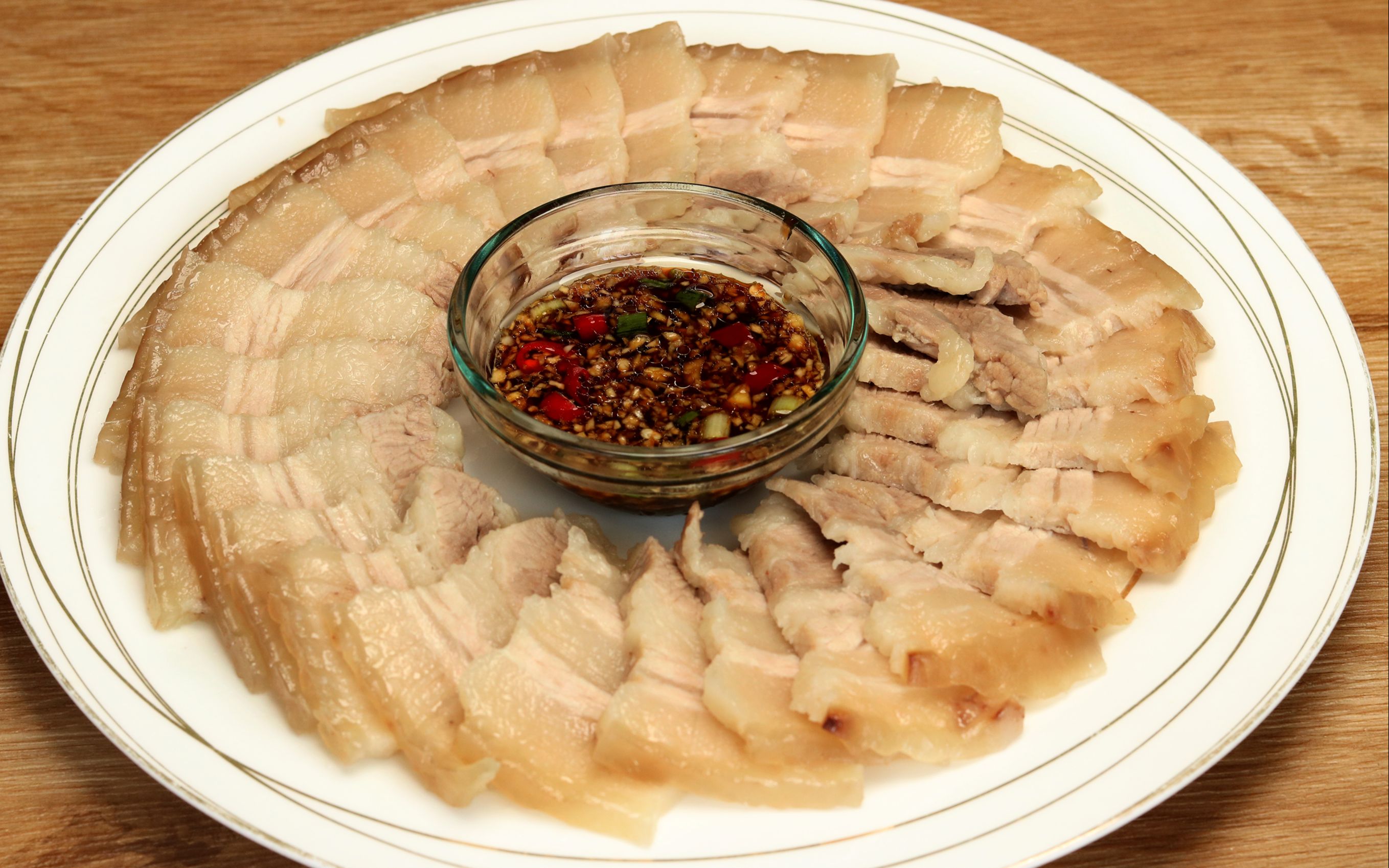 两广人都爱吃的白切五花肉好吃有秘诀入口鲜香嫩滑肥而不腻