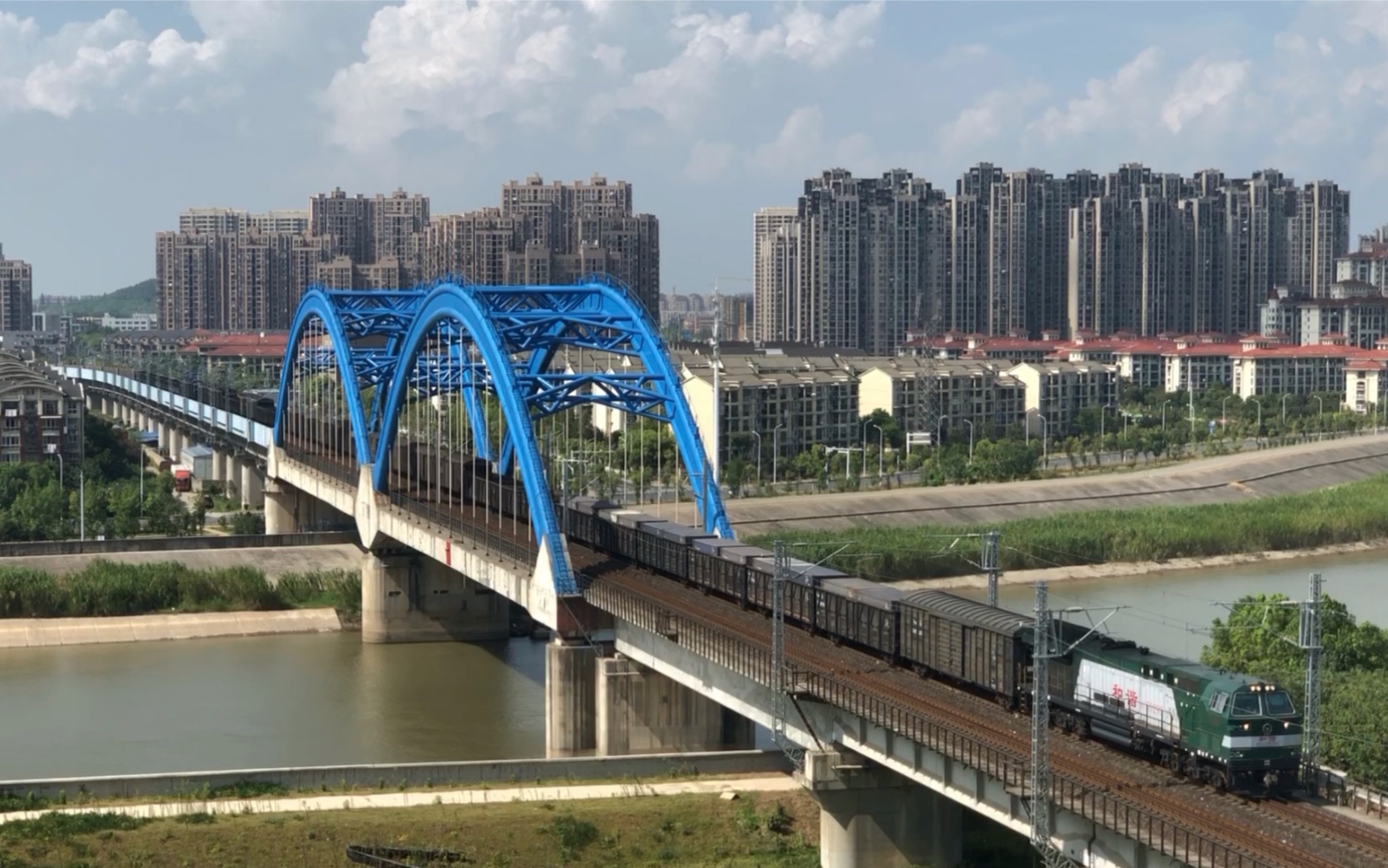 【火车】hxn5牵引大列通过皖赣铁路跨青弋江大桥