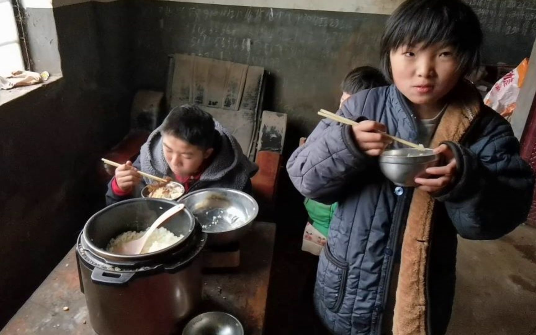 云南农村贫困户,母亲患有精神病,小女孩冬天穿父亲的