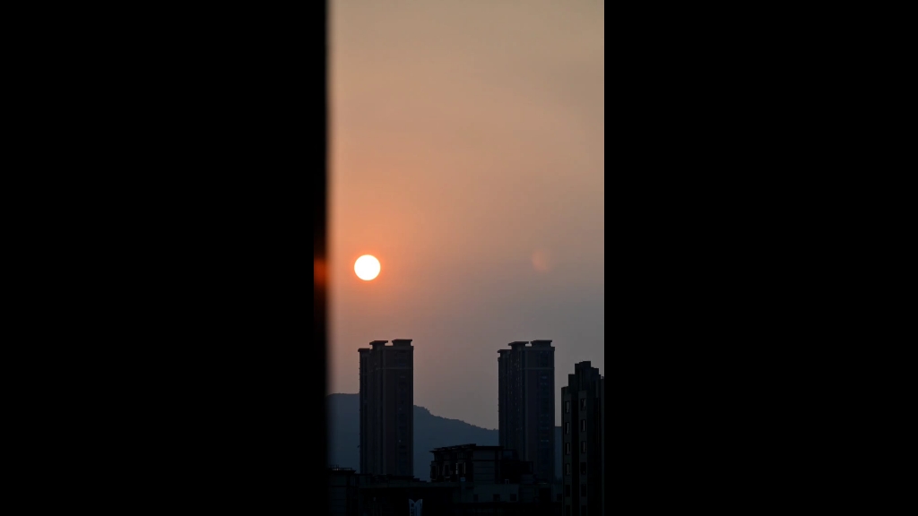 《都市黄昏》—— 高楼与落日交相辉映