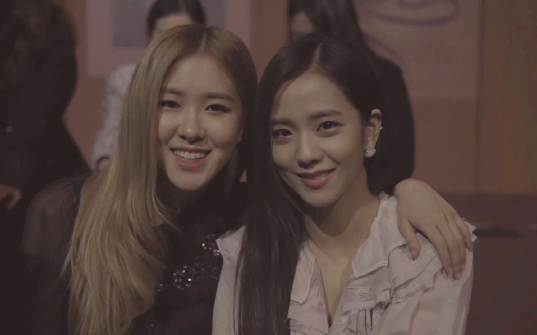 [图]Jisoo & Rose 上海行 Vogue官方Vlog【BLACKPINK】