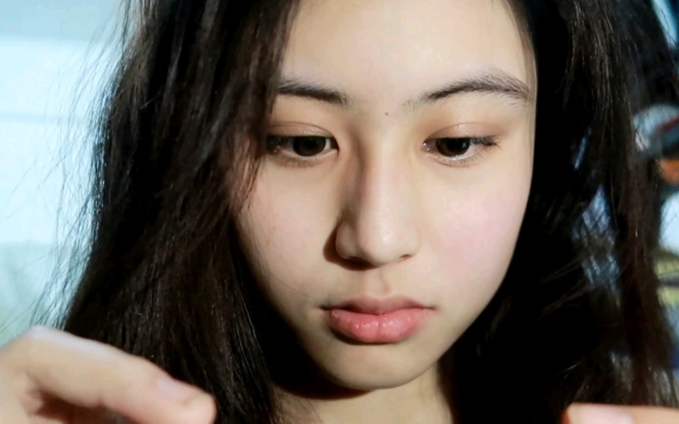 大一女生素颜涂口红