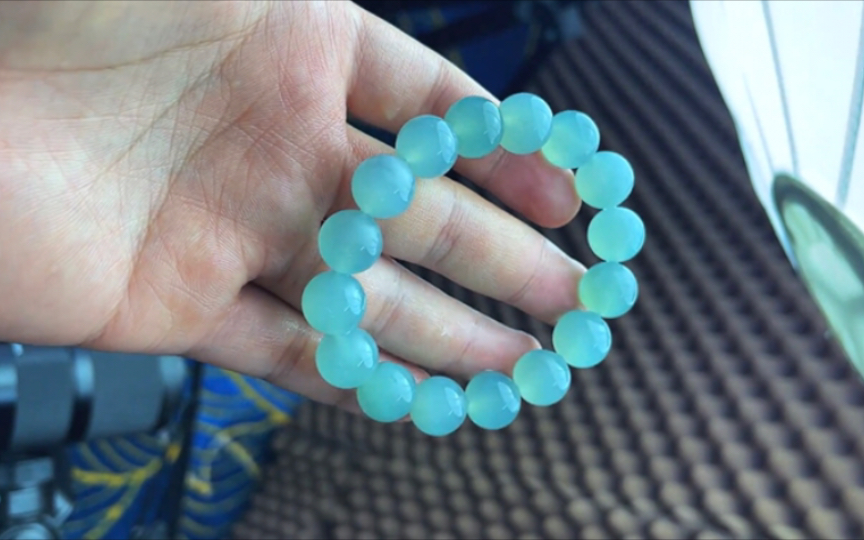天空蓝翡翠手串,种水色兼备,打孔穿戴效果还是很不错的