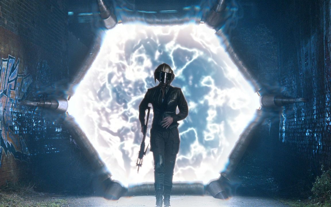 酒吧内出现时空裂缝小伙上了个厕所出来已是世界末日速看科幻喜剧电影