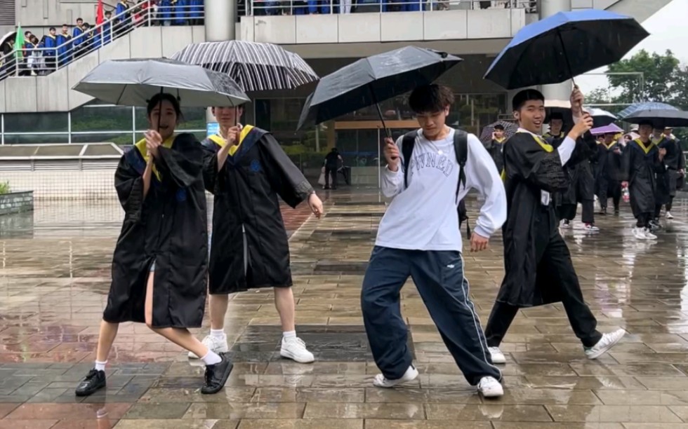 [图]【重庆大学 雨中曲】毕业在雨中，Dancing in the rain