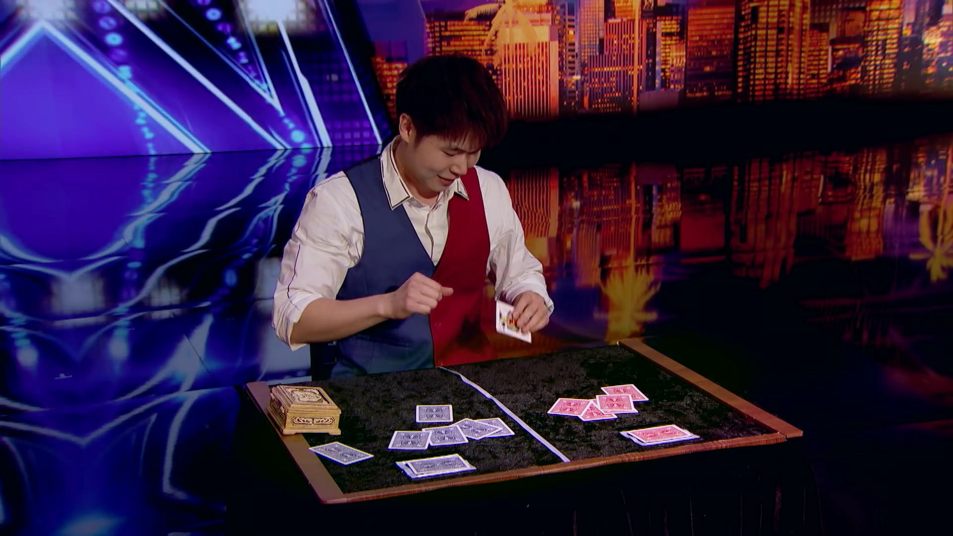 【搬运】2018 fism世界魔术大会近景总冠军eric chien美国达人演出