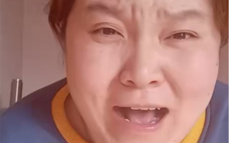 郭老师直播不慎走光