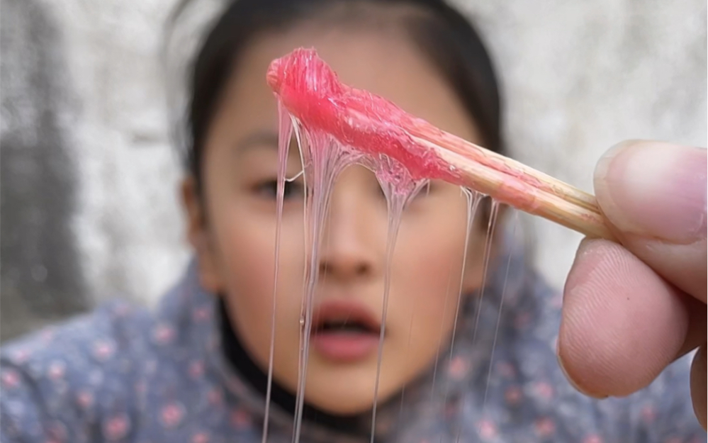 [图]搞笑的大宝，你来尝尝拉丝的麦芽糖是什么口味的