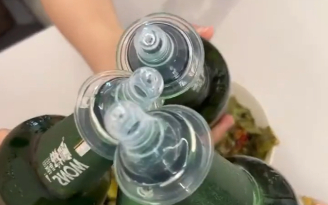 快给你身边的小趴菜安排上这个专属奶嘴酒瓶
