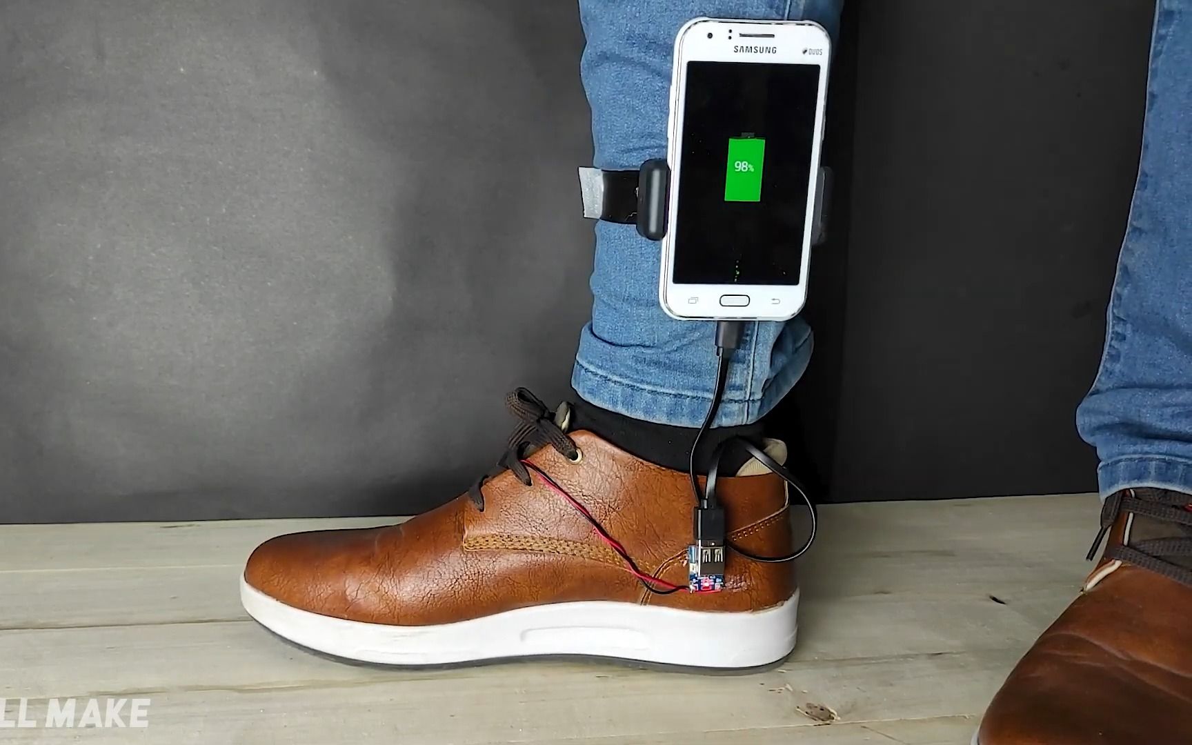 如何制作一双走路就能给手机充电的鞋