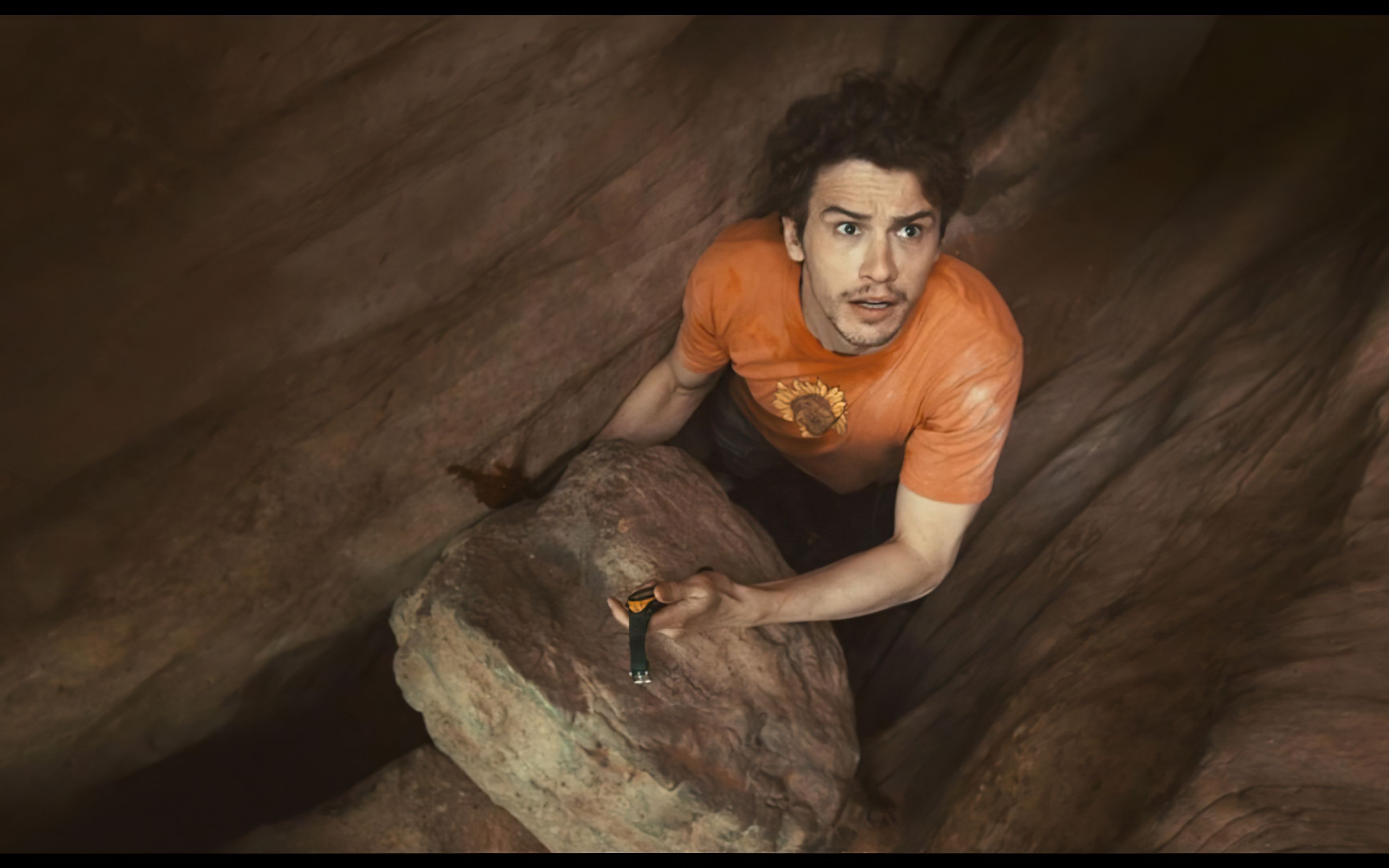 电影《127小时》根据真实事件改编,右手手臂被大石头压住,被困127小时