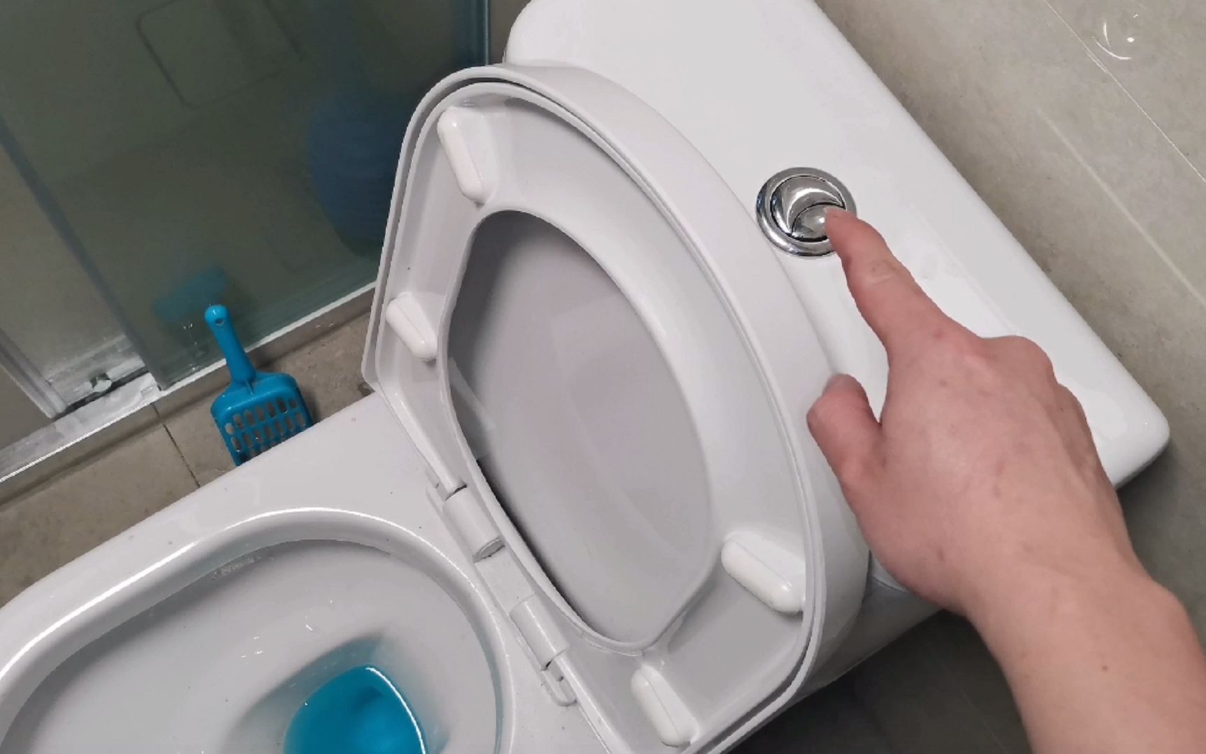 按马桶水箱按钮,马桶冲不干净出水无力的原因和解决