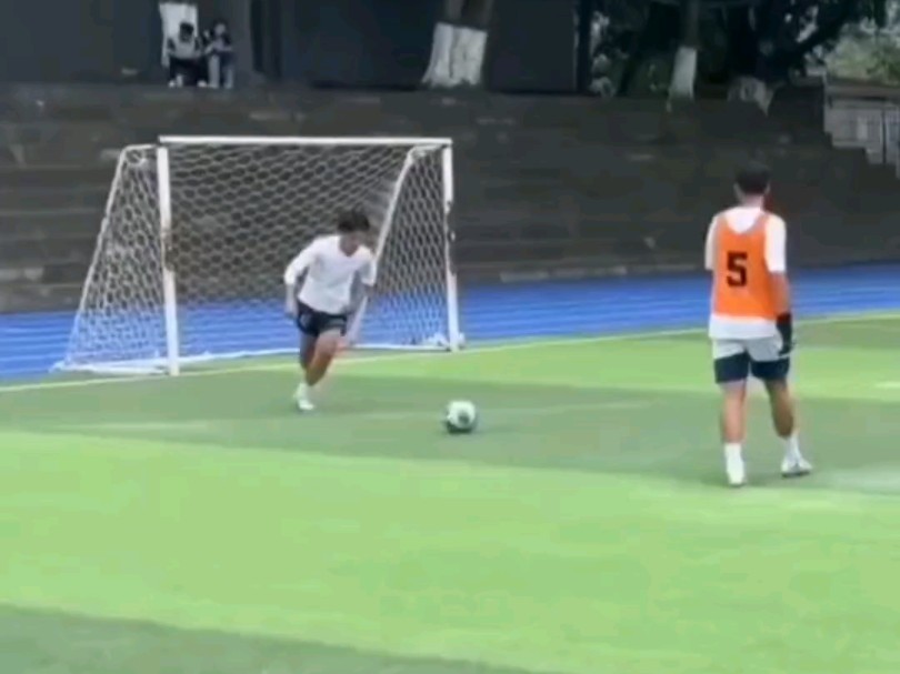 男生接队友长传倒钩射门,帅气十足!