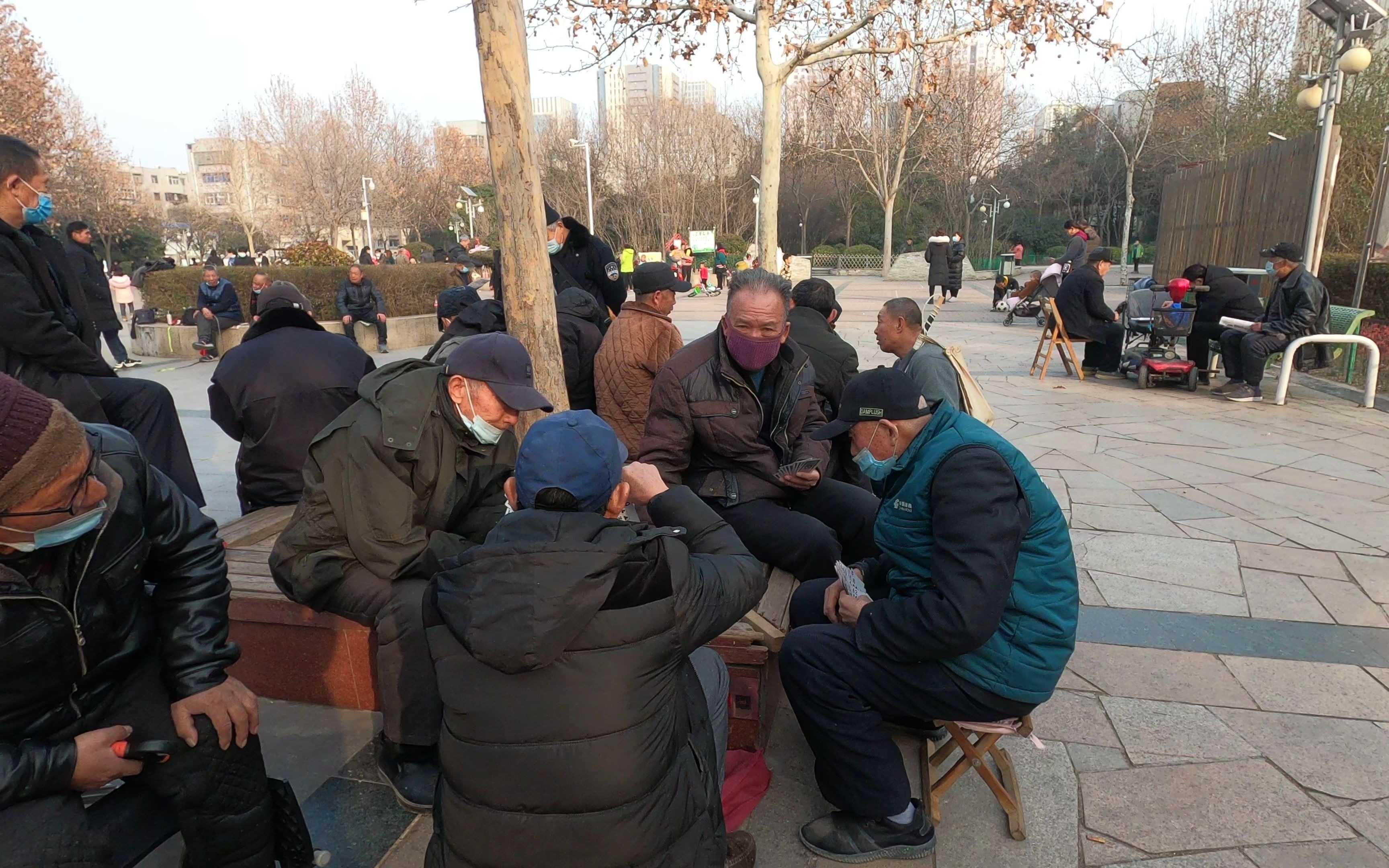 来看公园里的大爷抽陀螺 老人们的悠闲生活 4k超清