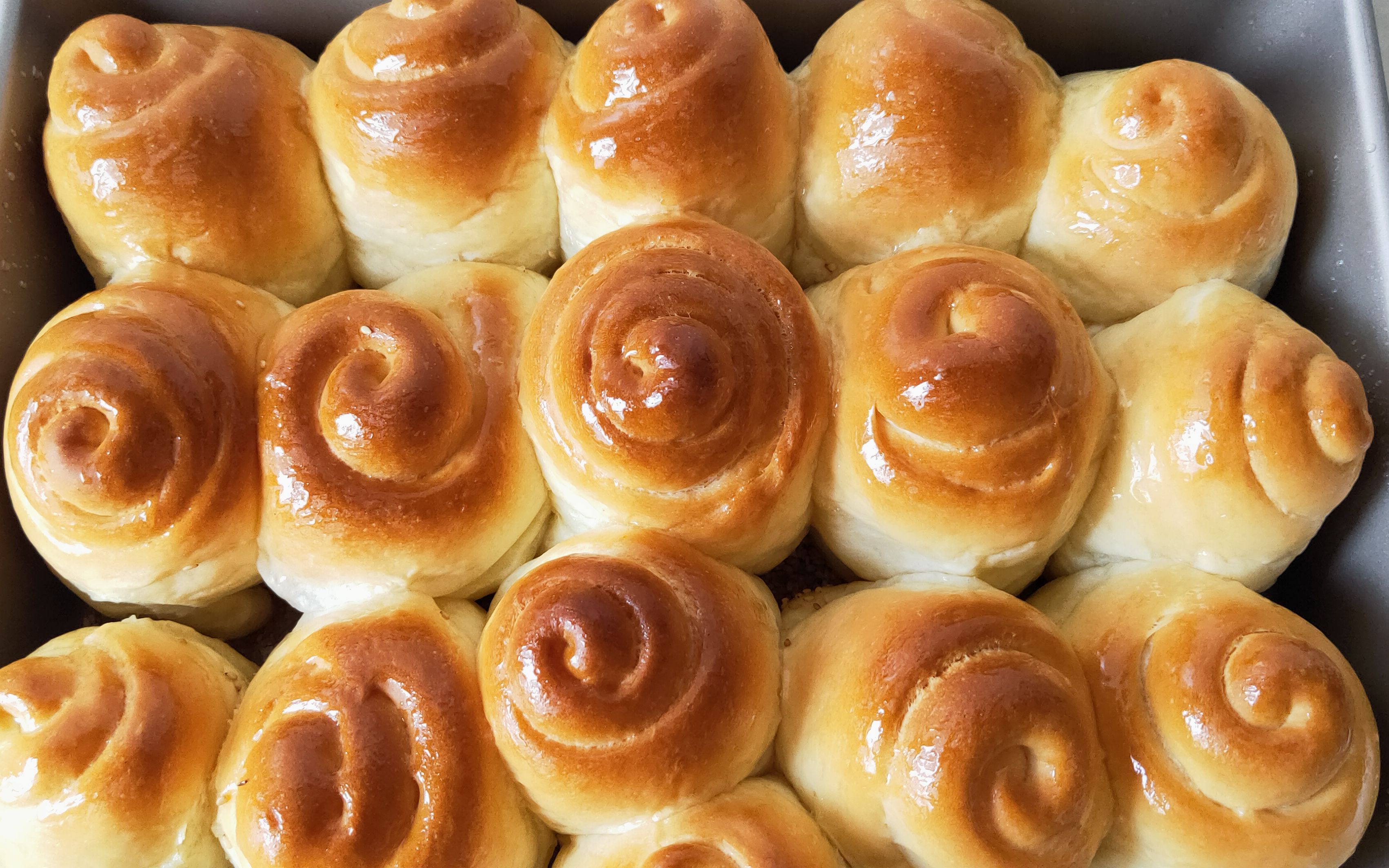 蜂蜜小面包在家做,配方简单,不添加任何添加剂,底部酥脆,蓬松拉丝好吃