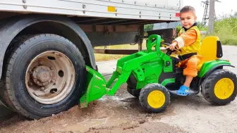 Скачать видео: 儿童玩具车：卡车陷在泥里-迪玛帮助走出泥地