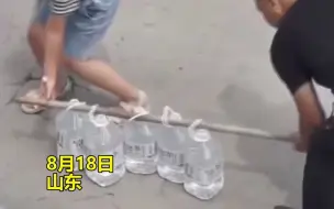 Скачать видео: 父女俩抬水，爸爸下意识挪动木棍承受更多重量，网友泪目！