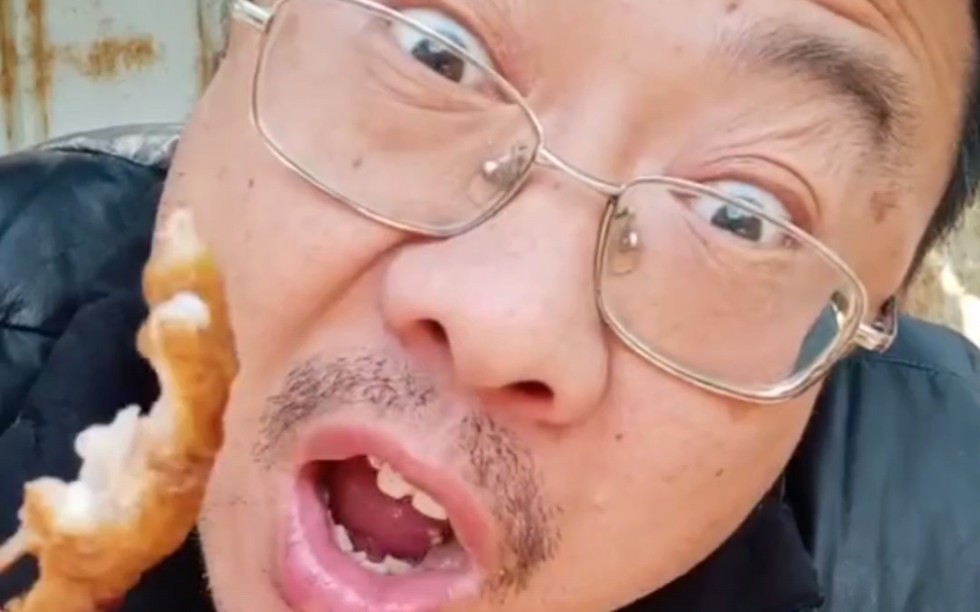 孙校长吃水饺加窜稀汤 啃鸡爪时还怒斥黑粉