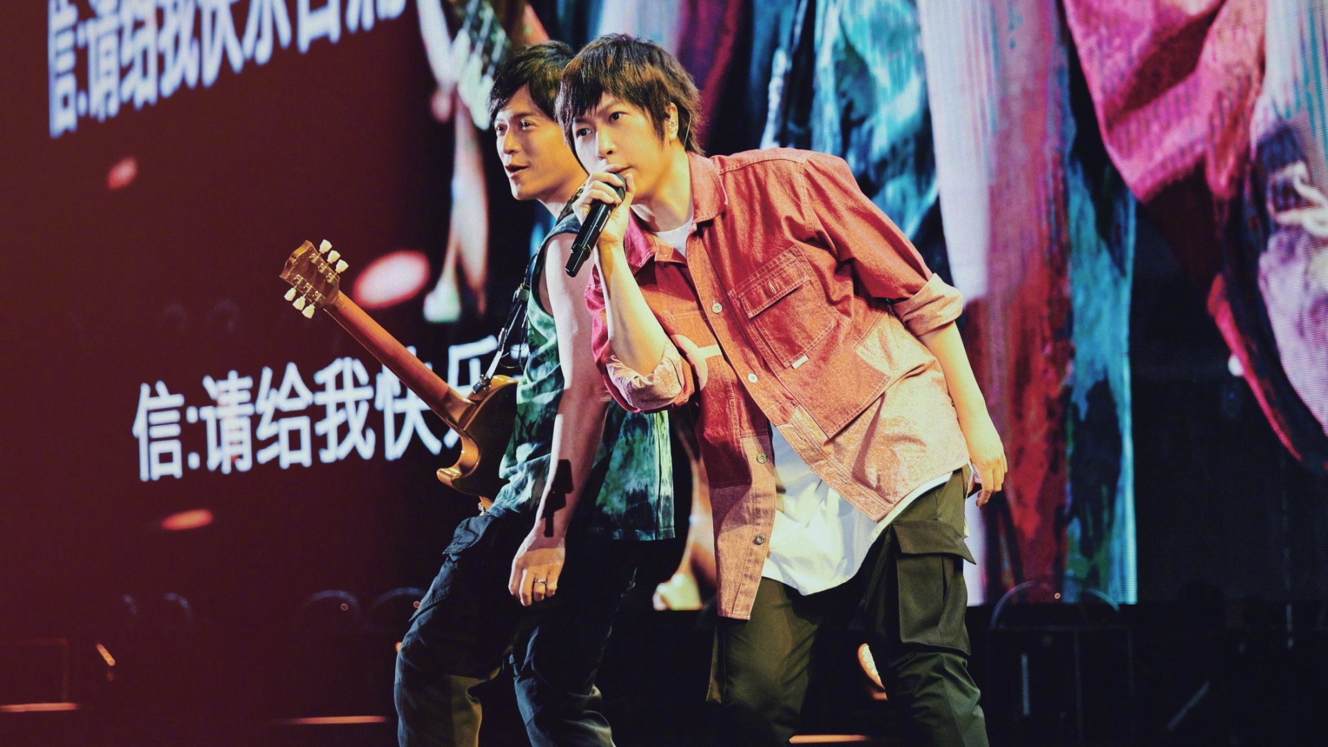 五月天风波后阿信首现身,包裹严实现身火锅店,全程低头显心虚