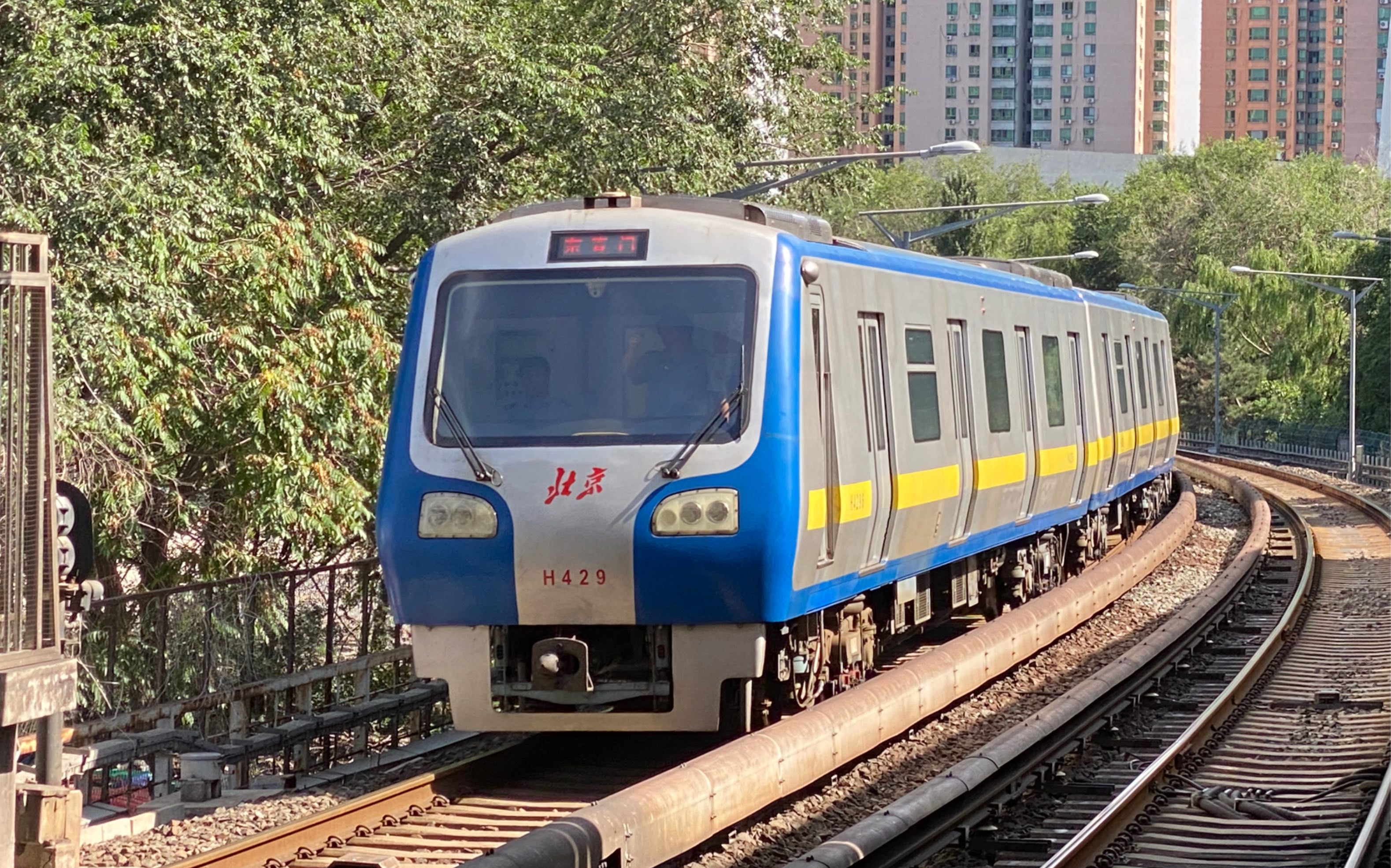 【北京地铁】13号线dkz5型列车知春路站出站