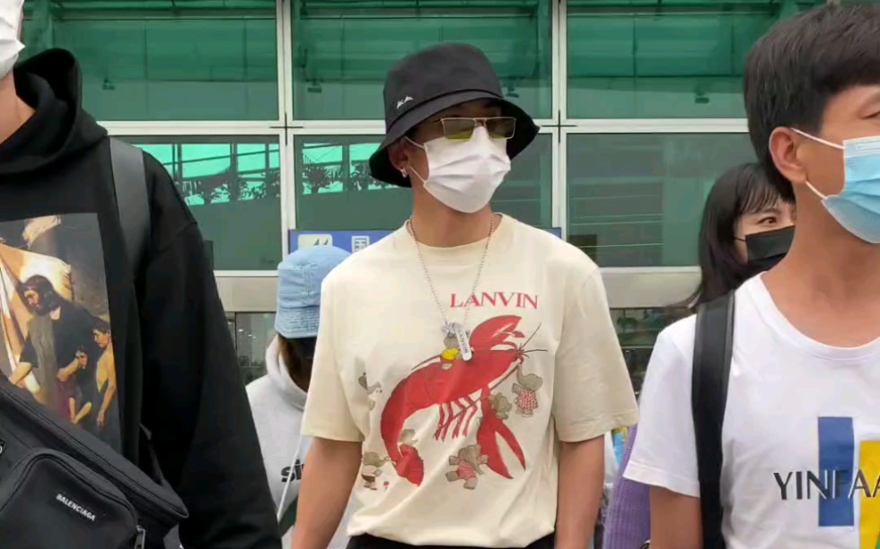 张哲瀚带着他的红龙虾回北海吃龙虾了