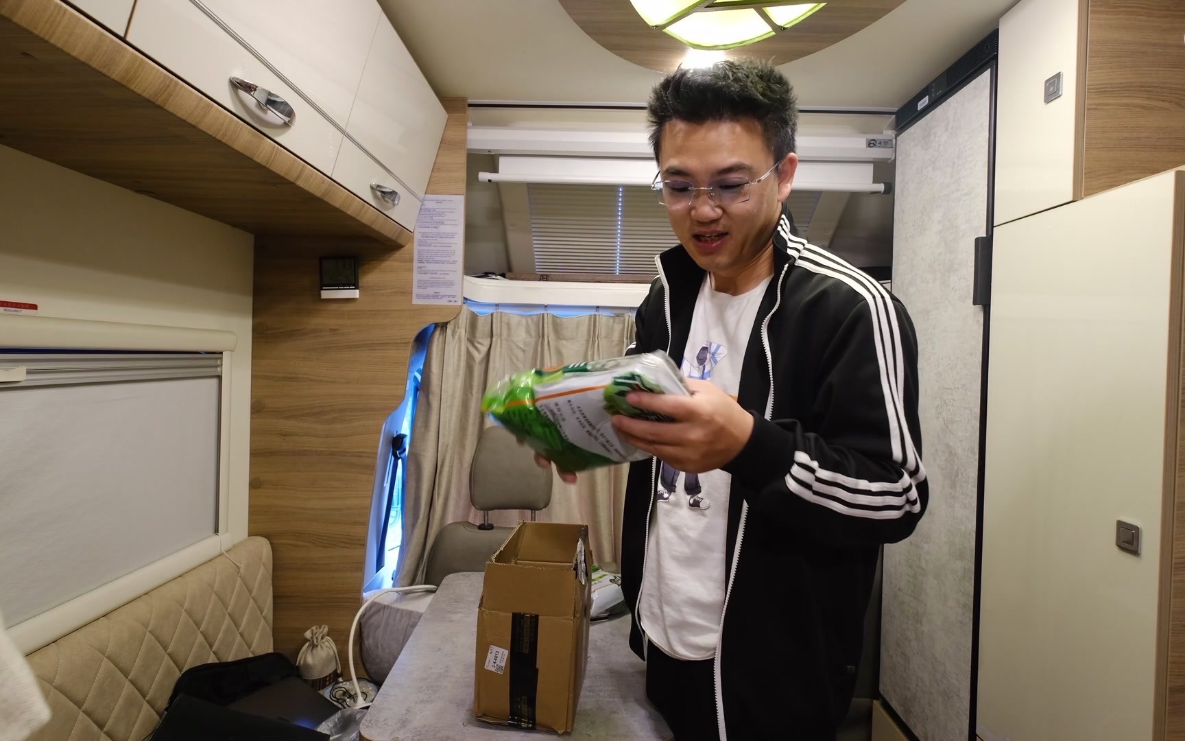 大鹏房车自驾西藏行,又买了一堆快递,给房车生活添生活物资_哔哩哔哩