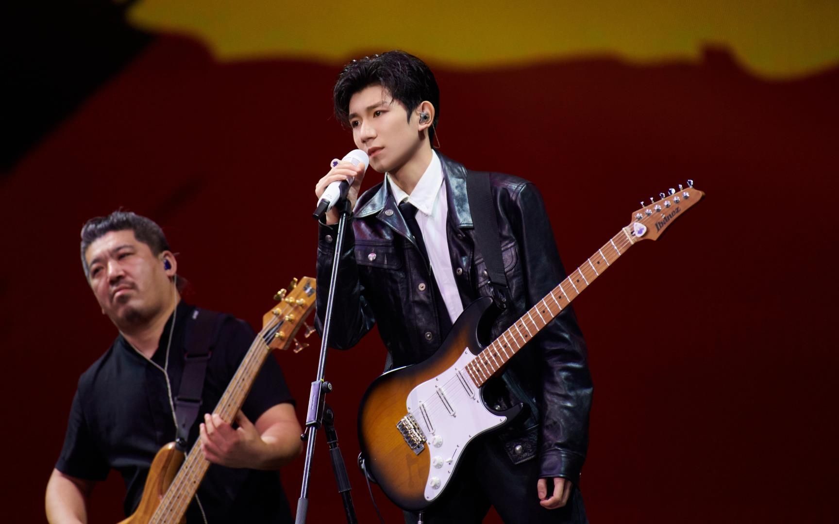 王源表演出舞台事故唱歌话筒却没有声音幸好应变能力强