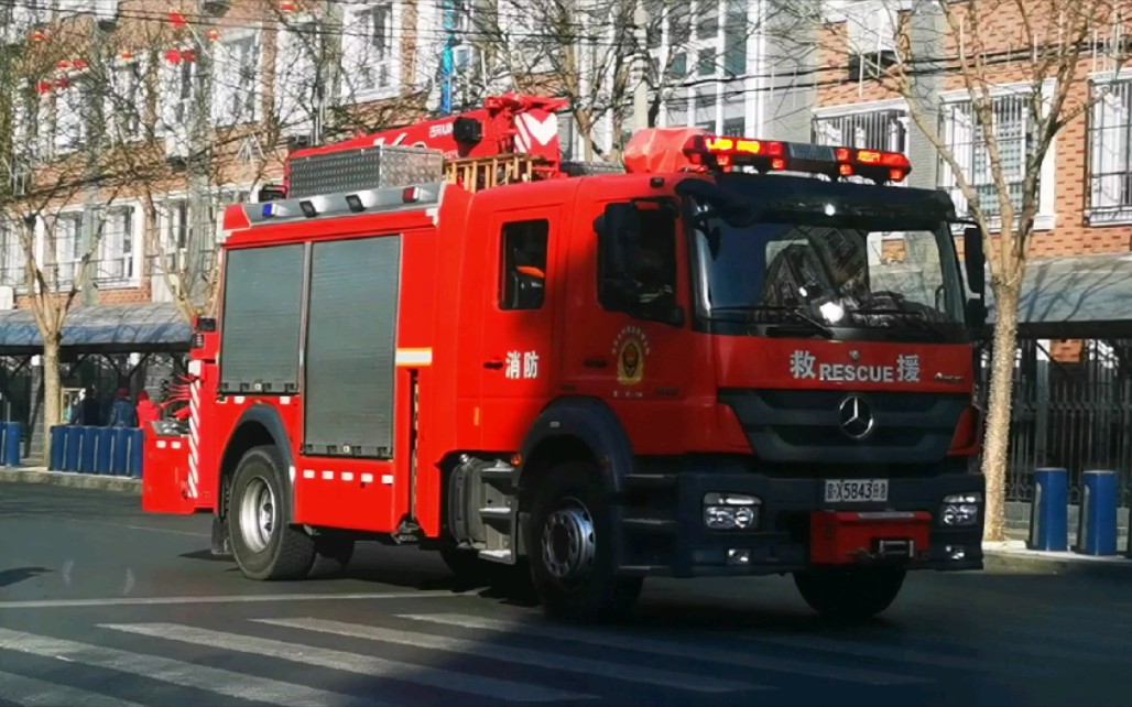 出警北京大興消防支隊黃村消防救援站六輛消防車任務結束閃燈不鳴笛