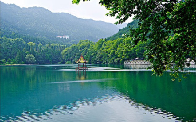 李白的诗《望庐山瀑布》让瀑布宛若银河临空而落一样雄伟奇丽