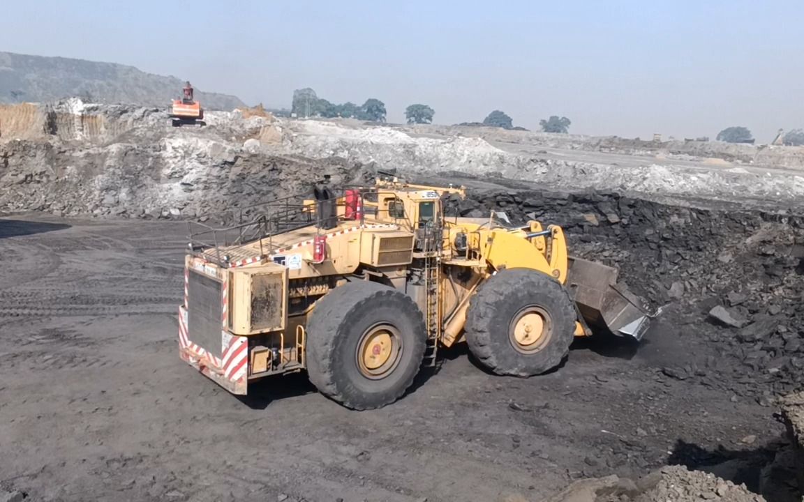 重型轮式装载机在露天煤矿工作