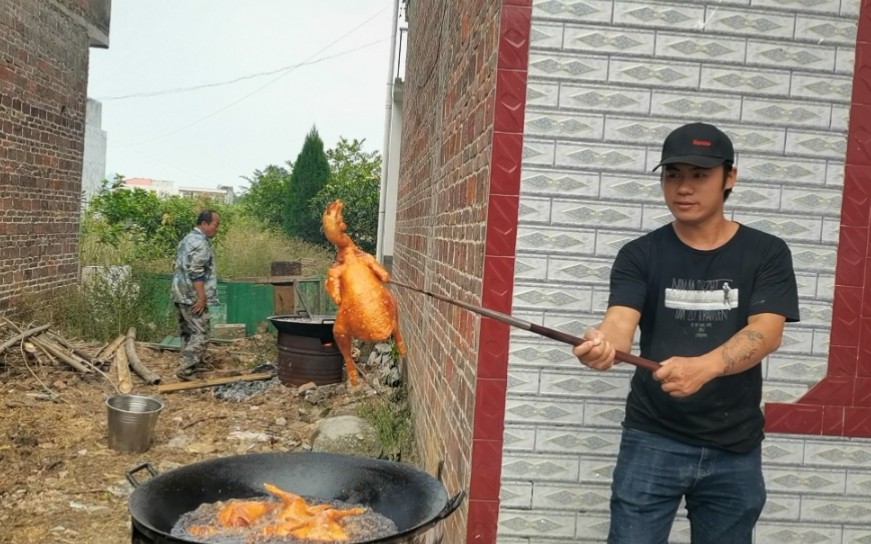 表妹结婚明天办酒席,全村人帮忙做前期准备工作,农村酒席真热闹哔哩哔哩bilibili