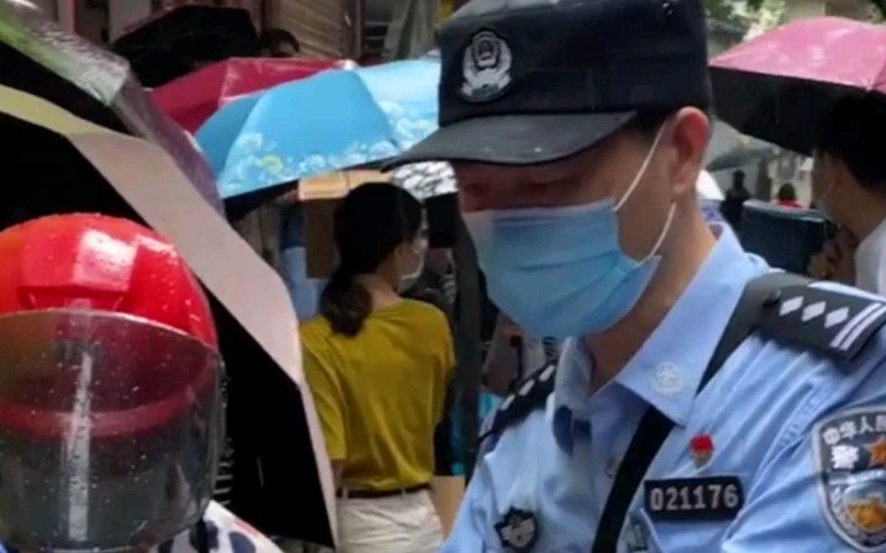 雨中坚守！希望疫情早日过去