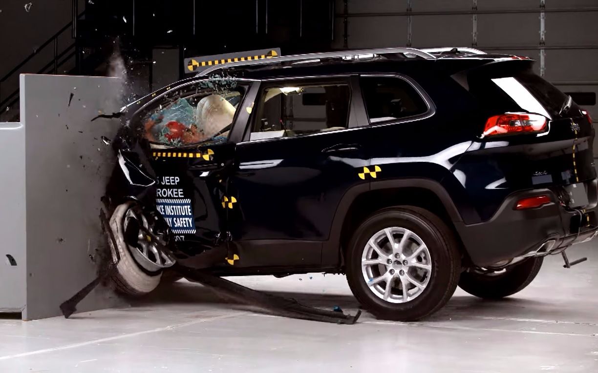 IIHS 15'Jeep自由光40mph正面小范围重叠碰撞测试 | 及格哔哩哔哩bilibili