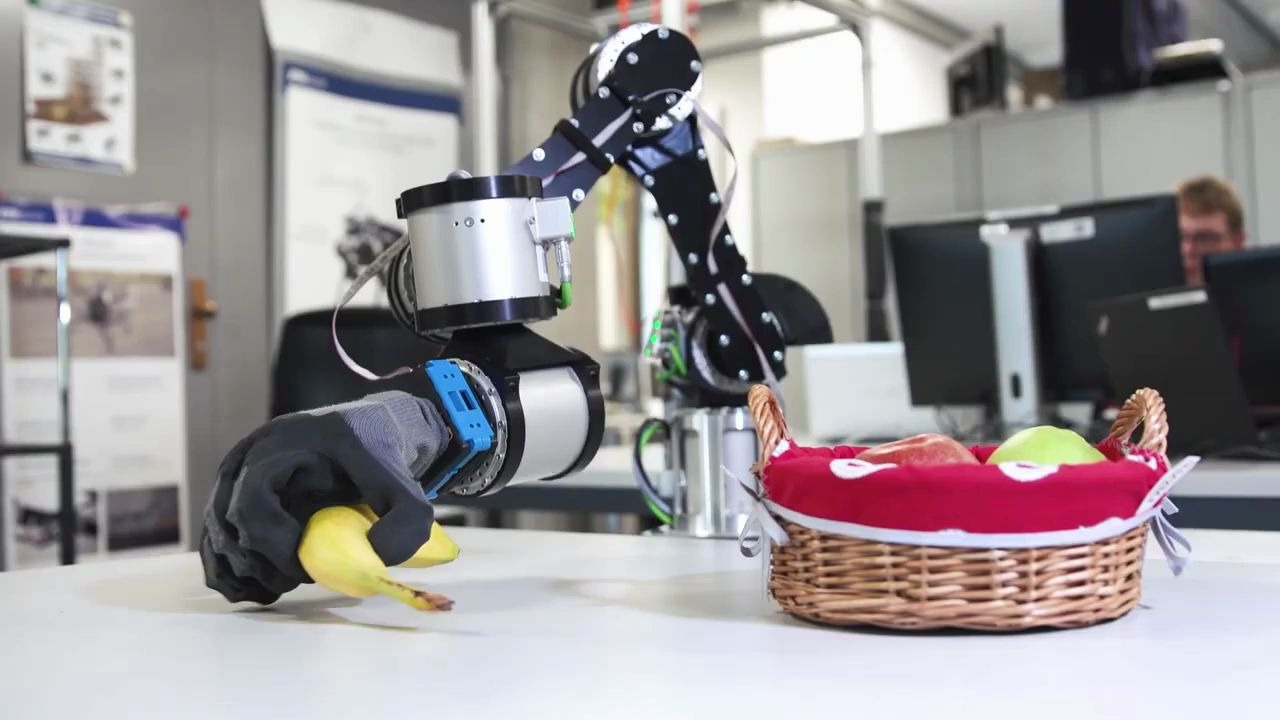 利用5g技术远程操控机械手抓取水果