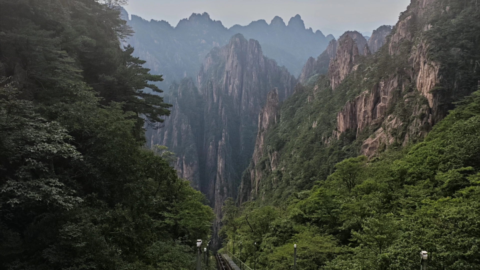 黄山西海大峡谷"网红小火车"上山方向后方展望