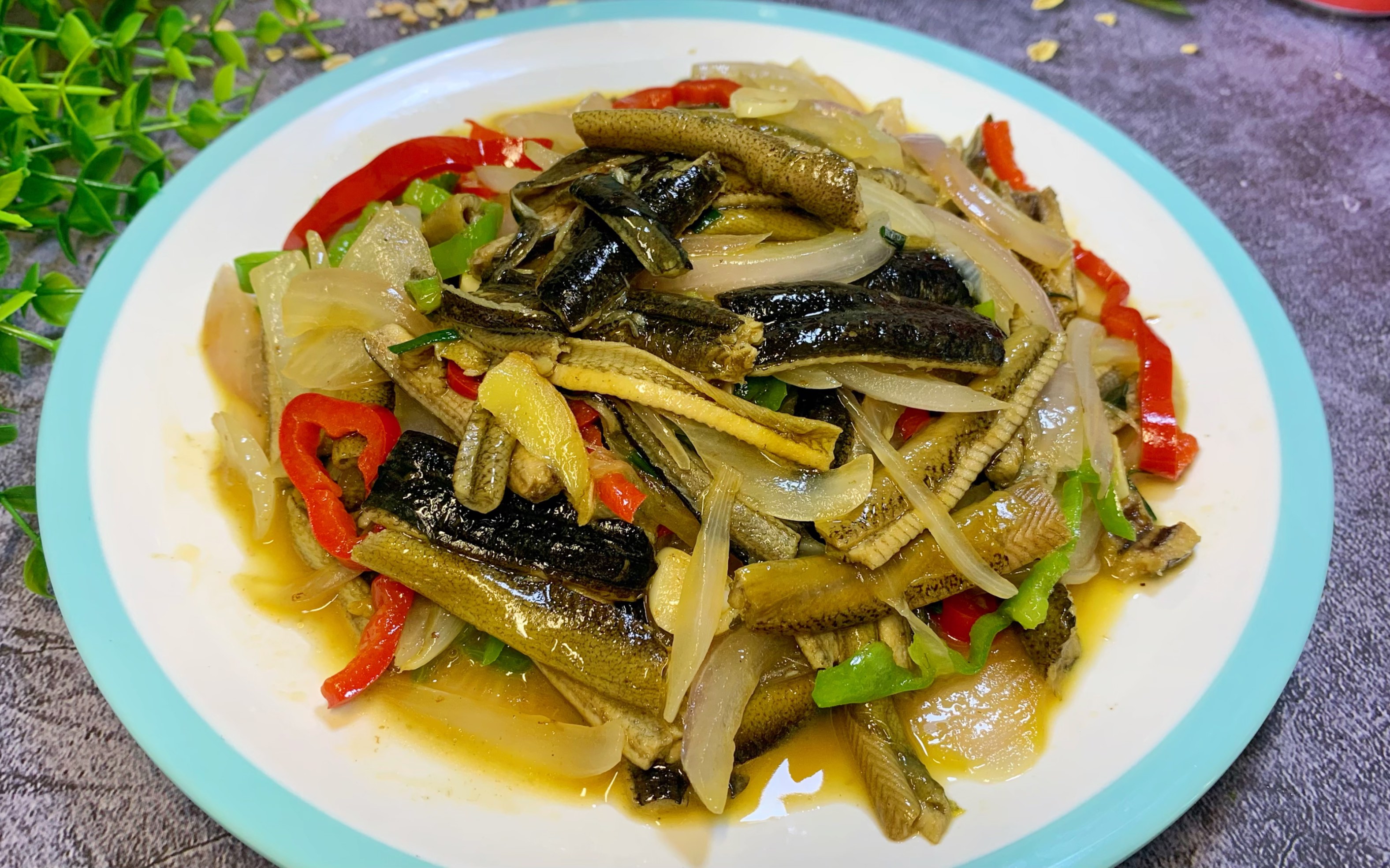 苏北盐城特色菜,洋葱炒鳝丝,鲜香味美,滑嫩入味,下酒又下饭_哔哩哔哩