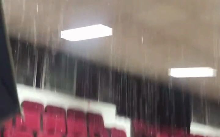 [图]#高校教室天花板被暴雨冲破，最深动一课，不惧困难，学生大喊“救命”打着伞撤离