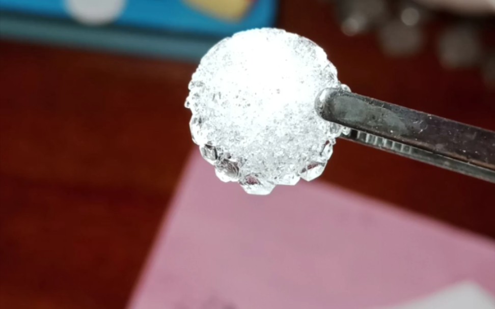 硫酸铝钾晶体 这是我耗费将近一年多的时间培育的,虽然不是八立方晶体