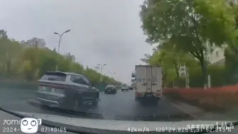 Скачать видео: 老回铁粉频出事故遭交警叔叔当面质问