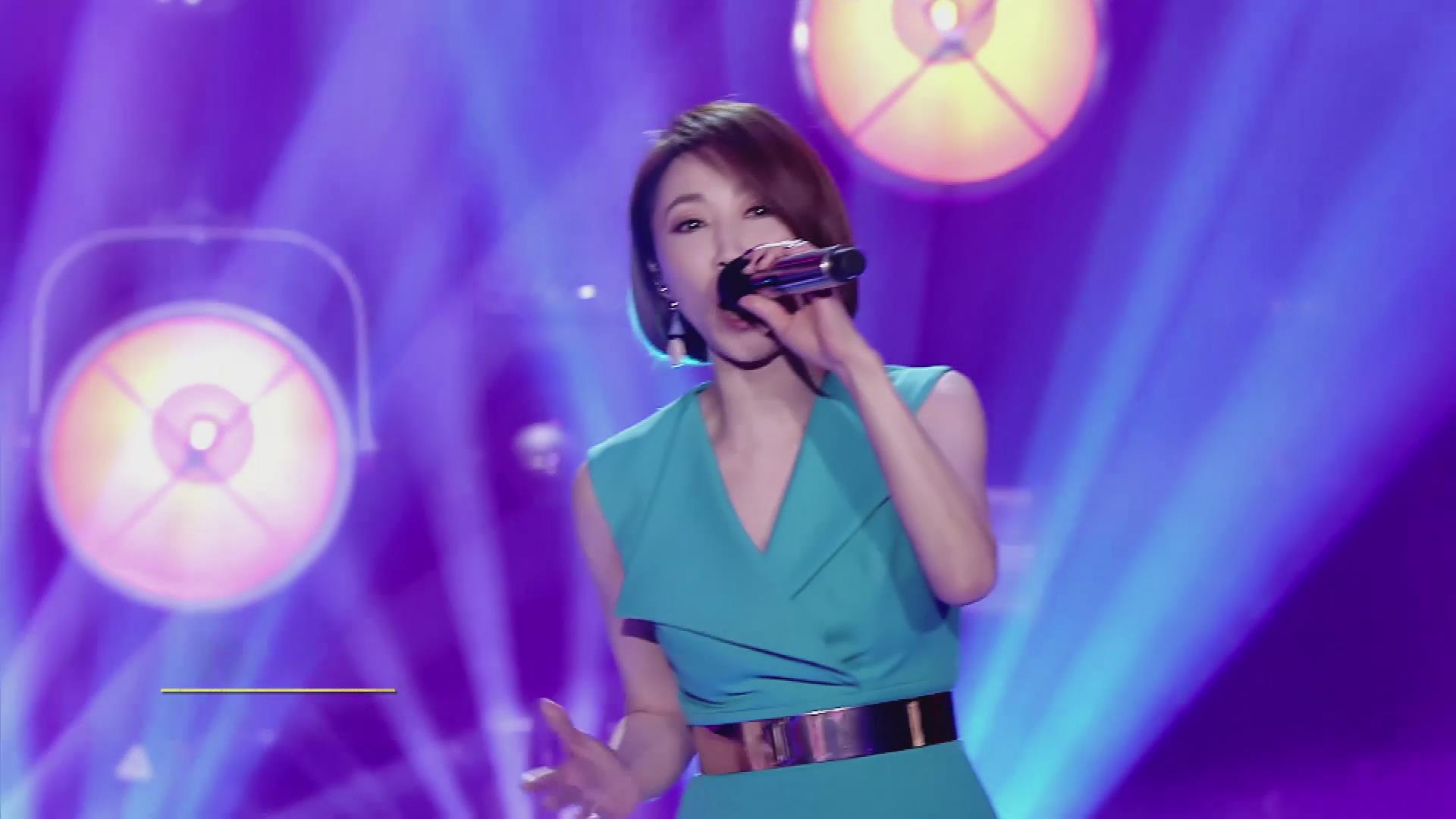 旋律一响,就勾起了回忆,李翊君再唱《风中的承诺》还是那么好听